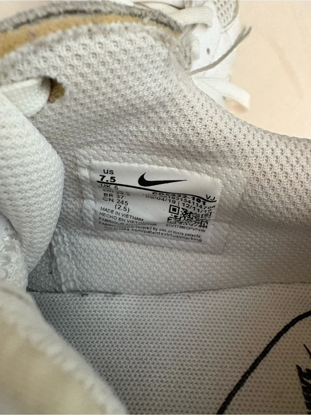 Nike Air Max Excee White Black Sneakers Women’s 7.5